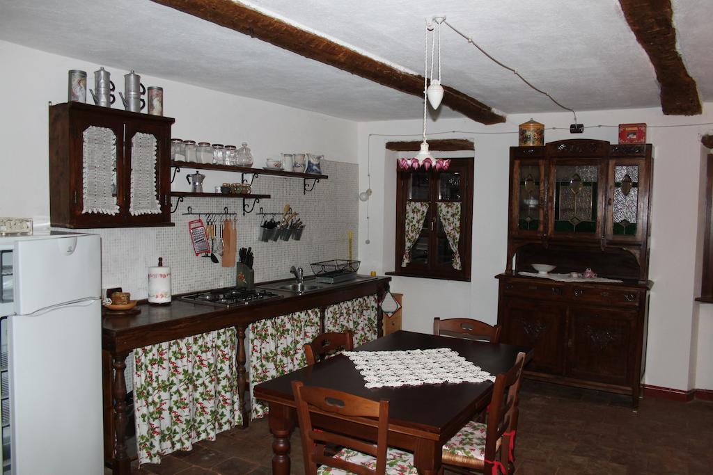 Casa Giuliana ξενώνας Calosso Δωμάτιο φωτογραφία
